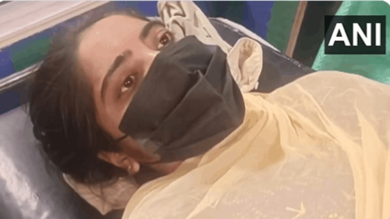 Video: ಕಾಲೇಜು ಬಳಿ ಮೂವರು ಯುವಕರಿಂದ ವಿದ್ಯಾರ್ಥಿನಿ ಮೇಲೆ ಆ್ಯಸಿಡ್ ದಾಳಿ Video: ಕಾಲೇಜು ಬಳಿ ಮೂವರು ಯುವಕರಿಂದ ವಿದ್ಯಾರ್ಥಿನಿ ಮೇಲೆ ಆ್ಯಸಿಡ್ ದಾಳಿ